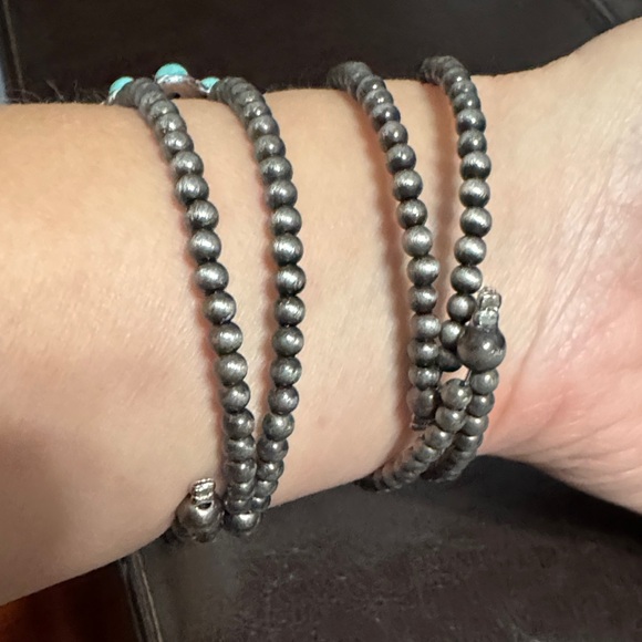 Elegant Beaded Bracelets with Turquoise and Cream Accents - Picture 3 of 3